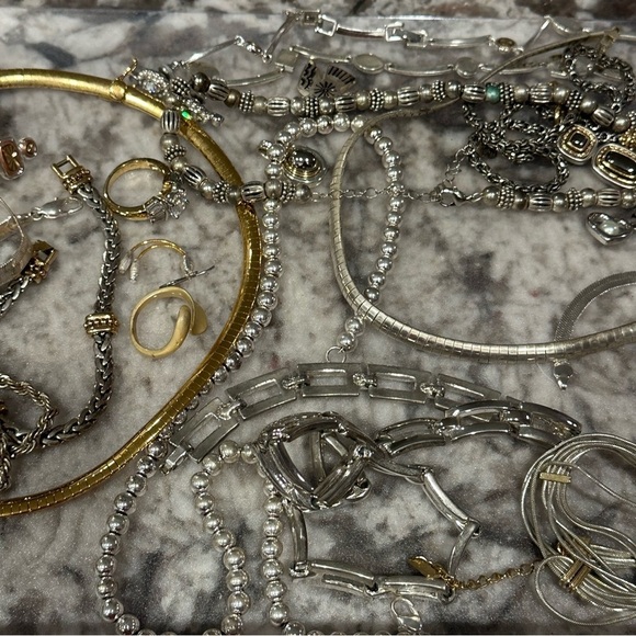 COPY - Vintage 2 Modern Large Lot Of Silver & Gold Tone Jewelry - Picture 3 of 8